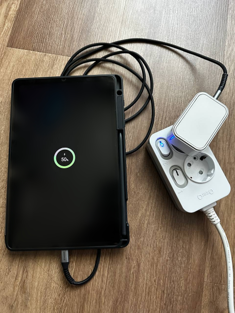 갤럭시탭 무한 재부팅 해결을 위한 PD 충전기 연결